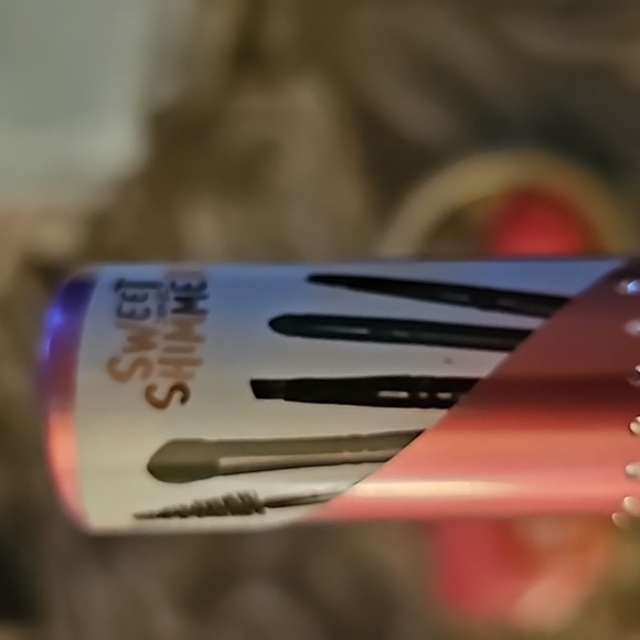 Womens Cosmetics - Picture 4 of 4